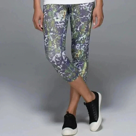 Lululemon Wunder Under Crop II *Full-On Luxtreme (Roll Down) Floral Size 4 - Picture 3 of 15